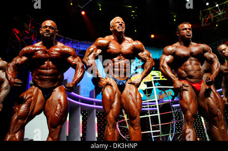 5. März 2011 - Columbus, Ohio, USA - BODYBUILDING - L-R - Konkurrenten BRANCH WARREN (USA) 1. Platz, DENNIS WOLF (GER) 2. Platz und RONNY ROCKEL (GER) 6. Platz, Pose im 23. Arnold Classic Finale bei Arnold Sports Festival am Samstag. Branch Warren gewann Arnold Classic Bodybuilding-Wettkampf auf der Arnold Sports Festival 2011. (Kredit-Bild: © Terry Gilliam/ZUMA Stockfoto