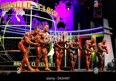 5. März 2011 - Columbus, Ohio, USA - BODYBUILDING - L-R - sechs Erstplatzierten RONNY ROCKEL (GER) 6. Platz, EVAN CENTOPANI (USA) 4. Platz, BRANCH WARREN (USA) 1. Platz, DEXTER JACKSON (USA) 5. Platz, DENNIS WOLF (GER) 2. Platz und VICTOR MARTINEZ (DOM) Platz 3, Pose im 23. Arnold Classic Finale bei Arnold Sports Festival am Samstag. Branch Warren gewann den Arno Stockfoto