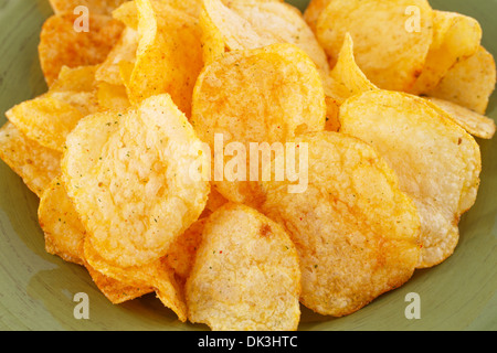 Kartoffelchips auf grüne Platte, Closeup Bild. Stockfoto
