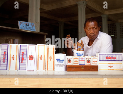 Kubanische Zigarre Verkäufer in seinem Shop, Brasil St, Havanna, Kuba, Karibik Stockfoto