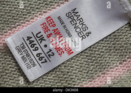 Label in Bekleidungsbekleidung - Marks & Spencer Made in Hong Kong Keep away from Fire & Flames UK 12 - verkauft in Großbritannien, Großbritannien Stockfoto