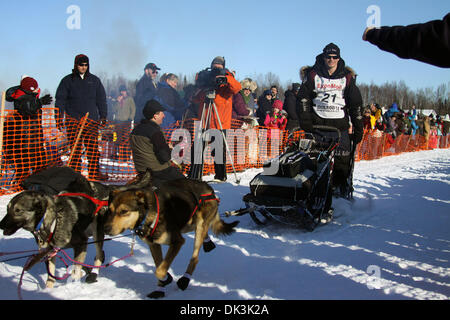 6. März 2011 - Willow, Alaska, Vereinigte Staaten - 2011 Yukon Quest Sled Dog Race Champion DALLAS SEAVEY führt sein Team von der Startlinie des offiziellen Start des Iditarod Trail Sled Dog Race in Willow, Alaska am Sonntag. Sechzig zwei Musher begann das Schlittenhunderennen 1.100 Meile nach Nome. (Kredit-Bild: © Al Grillo/ZUMAPRESS.com) Stockfoto