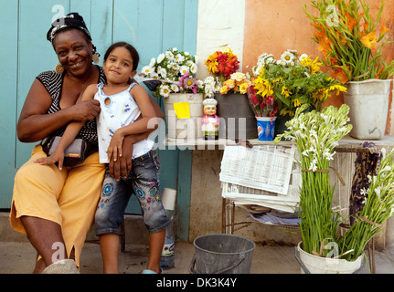 Kubanischen Mutter und Tochter mit ihrer Blüte abstirbt, Street Market, Brasil St., Havanna, Kuba, Karibik Lateinamerika Stockfoto