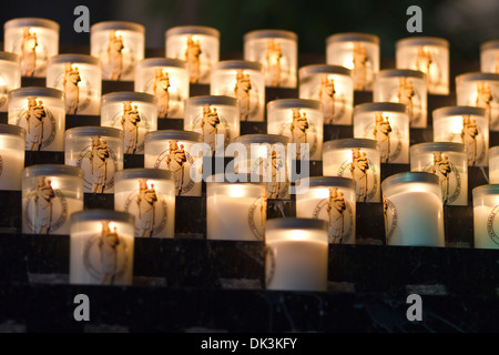 Brennende Kerzen in Notre-Dame - beleuchtete Kerzen in Notre-Dame-du-Paris für Gebet oder Memorial Stockfoto