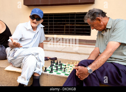 Havanna, Kuba, zwei ältere Männer spielen Schach an einer Straßenecke, Kuba, Caribbean Stockfoto