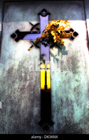 Kreuz in der Cimetière du Montparnasse - ein Kreuz auf einem Friedhof Montparnasse, Paris, Frankreich Stockfoto