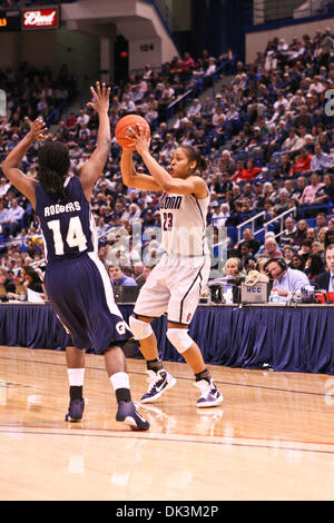6. März 2011 aussieht - Hartford, Connecticut, Vereinigte Staaten von Amerika - Connecticut Huskies vorwärts Maya Moore (23), dem Ball in der zweiten Hälfte des Spiels gegen die Georgetown Hoyas.   Connecticut besiegt Georgetown 59 43 (Kredit-Bild: © Mark Box/Southcreek Global/ZUMAPRESS.com) Stockfoto