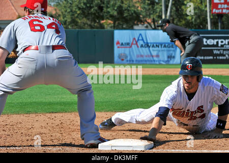 7. März 2011 - Fort Myers, Florida, Vereinigte Staaten von Amerika - Zwillinge zweiter Basisspieler Trever Plouffe (#24) Dias wieder sicher in der Tasche als Karten First Baseman Mark Hamilton (#64) wartet auf den Ball während des Spiels Spring Training zwischen den St. Louis Cardinals V Minnesota Twins im Hammond Stadium in Fort Myers, FL.  Die Kardinäle gewann das Spiel 10-4. (Kredit-Bild: © William A Guerro Stockfoto