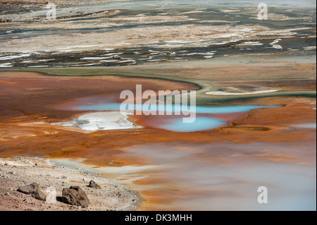 Foto von der Landschaft und thermischen Eigenschaften der Porzellan-Becken. Yellowstone-Nationalpark, Wyoming. Stockfoto