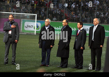 9. März 2011 - Ramallah, Westjordanland, Palästinensische Autonomiegebiete - palästinensische Ministerpräsident SALAM FAYYAD teilnehmen mit der nationalen Fußballmannschaft zu spielen gegen Thailand während ihrer Qualifikation für die asiatische Gruppe von den Olympischen Spielen 2012 in London (Credit-Bild: © Issam Rimawi/apaimages/ZUMApress.com) Stockfoto