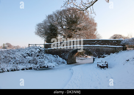 Schnee auf Brücke 61, Tyrley Schlossbrücke am Shropshire-Union-Kanal in der Nähe von Market Drayton, Shropshire, England Stockfoto