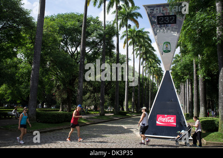 Watch Countdown zur FIFA WM 2014 Liberdade Square (Praca da Liberdade) in Belo Horizonte, Brasilien. Stockfoto