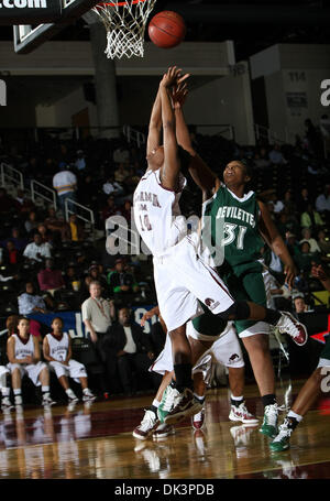 10. März 2011 - Garland, Texas, Vereinigte Staaten von Amerika - Alabama A & M Bulldogs bewachen Nesfayia Watkins (14) und Mississippi Valley State Devilettes Forward/Center Brittney Seen (31) in Aktion während der SWAC Turnier-Spiel zwischen dem Mississippi Valley State Devilettes und die Alabama A & M Bulldogs im Special Events Center in Garland, Texas. Mississippi Valley State Niederlagen A Stockfoto