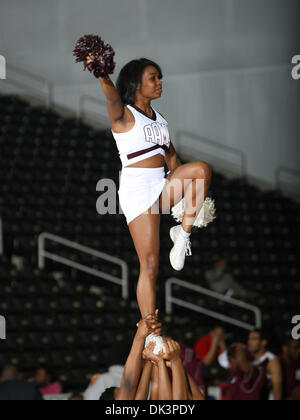 10. März 2011 - Garland, Texas, Vereinigte Staaten von Amerika - Alabama A & M Bulldogs Cheerleader in Aktion während der SWAC Turnierspiel zwischen der Alabama State Hornets und die Alabama A & M Bulldogs im Special Events Center in Garland, Texas. Alabama State Hornissen besiegen Alabama A & M Bulldogs 81 61 (Credit-Bild: © Dan Wozniak/Southcreek Global/ZUMAPRESS.com) Stockfoto