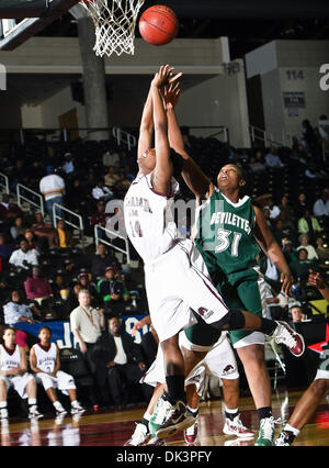 10. März 2011 - Garland, Texas, Vereinigte Staaten von Amerika - Alabama A & M Bulldogs bewachen Nesfayia Watkins (14) und Mississippi Valley State Devilettes Forward/Center Brittney Seen (31) in Aktion während der SWAC Turnier-Spiel zwischen dem Mississippi Valley State Devilettes und die Alabama A & M Bulldogs im Special Events Center in Garland, Texas. Mississippi Valley State Niederlagen A Stockfoto