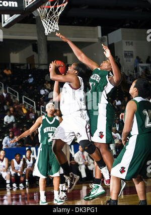 10. März 2011 - Garland, Texas, Vereinigte Staaten von Amerika - Alabama A & M Bulldogs bewachen Nesfayia Watkins (14) und Mississippi Valley State Devilettes Forward/Center Brittney Seen (31) in Aktion während der SWAC Turnier-Spiel zwischen dem Mississippi Valley State Devilettes und die Alabama A & M Bulldogs im Special Events Center in Garland, Texas. Mississippi Valley State Niederlagen A Stockfoto