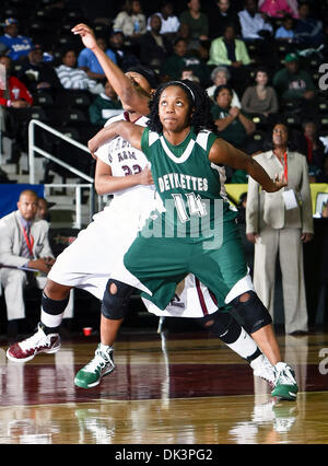 10. März 2011 - Garland, Texas, Vereinigte Staaten von Amerika - Mississippi Valley State Devilettes weiterleiten Khristina Clemons (14) und Alabama A & M Bulldogs weiterleiten Chelsea Marshall (22) in Aktion während der SWAC Turnier-Spiel zwischen dem Mississippi Valley State Devilettes und die Alabama A & M Bulldogs im Special Events Center in Garland, Texas. Mississippi Valley State besiegt Ala Stockfoto