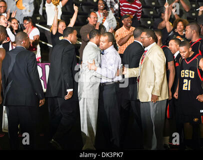 10. März 2011 - Garland, Texas, Vereinigte Staaten von Amerika - Grambling State Tiger Cheftrainer Bobby Washington feiert nach dem Sieg der SWAC Turnierspiel zwischen der Grambling State Tigers und den Mississippi Valley State Delta Devils im Special Events Center in Garland, Texas. Grambling State besiegt Mississippi Valley 65 bis 62 (Credit-Bild: © Dan Wozniak/Southcreek Glo Stockfoto