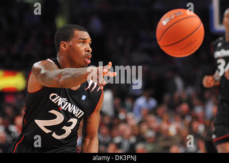 10. März 2011 - New York, New York, USA - Cincinnati Bearcats bewachen Sean Kilpatrick (23) in Big East Championship Viertelfinale Aktion im Madison Square Garden in New York, New York Nr. 2 Notre Dame führt Nr. 7 Cincinnati zur Halbzeit 40 bis 30 (Credit-Bild: © Brooks Von Arx/Southcreek Global/ZUMAPRESS.com) Stockfoto