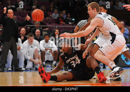 10. März 2011 - New York, New York, USA - Cincinnati Bearcats weiterleiten Yancy Gates (34) in Big East Championship Viertelfinale Aktion im Madison Square Garden in New York City keine 2 Notre Dame führt Nr. 7 Cincinnati zur Halbzeit 40 bis 30 (Credit-Bild: © Brooks Von Arx/Southcreek Global/ZUMAPRESS.com) Stockfoto