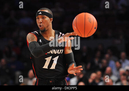 10. März 2011 - New York, New York, USA - Cincinnati Bearcats bewachen Larry Davis (11) in Big East Championship Viertelfinale Aktion im Madison Square Garden in New York, New York Nr. 2 Notre Dame führt Nr. 7 Cincinnati zur Halbzeit 40 bis 30 (Credit-Bild: © Brooks Von Arx/Southcreek Global/ZUMAPRESS.com) Stockfoto