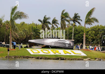 10. März 2011 - Miami, Florida, Vereinigte Staaten von Amerika - schwere Stürme verursacht erhebliche Schäden sogar weht über die wichtigsten Anzeiger bei der WGC Cadillac Championship in Doral Resort and Spa in Miami, (Credit-Bild: © Brad Barr/Southcreek Global/ZUMAPRESS.com) Stockfoto