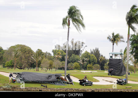 10. März 2011 - Miami, Florida, Vereinigte Staaten von Amerika - schwere Stürme verursacht erhebliche Schäden sogar weht über die wichtigsten Anzeiger bei der WGC Cadillac Championship in Doral Resort and Spa in Miami, (Credit-Bild: © Brad Barr/Southcreek Global/ZUMAPRESS.com) Stockfoto