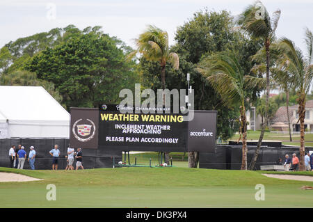 10. März 2011 - Miami, Florida, Vereinigte Staaten von Amerika - schwere Stürme verursacht erhebliche Schäden sogar weht über die wichtigsten Anzeiger bei der WGC Cadillac Championship in Doral Resort and Spa in Miami, (Credit-Bild: © Brad Barr/Southcreek Global/ZUMAPRESS.com) Stockfoto