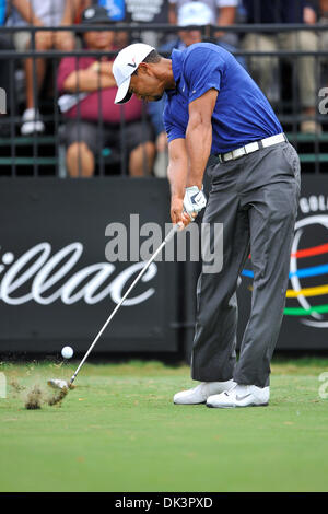 10. März 2011 - Miami, Florida, Vereinigte Staaten von Amerika - Tiger Woods in Aktion nach dem Spiel wieder aufgenommen, nach schweren Stürmen verursacht erhebliche Schäden bei der WGC Cadillac Championship in Doral Resort and Spa in Miami, (Credit-Bild: © Brad Barr/Southcreek Global/ZUMAPRESS.com) Stockfoto