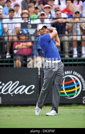 10. März 2011 - Miami, Florida, Vereinigte Staaten von Amerika - Tiger Woods in Aktion nach dem Spiel wieder aufgenommen, nach schweren Stürmen verursacht erhebliche Schäden bei der WGC Cadillac Championship in Doral Resort and Spa in Miami, (Credit-Bild: © Brad Barr/Southcreek Global/ZUMAPRESS.com) Stockfoto