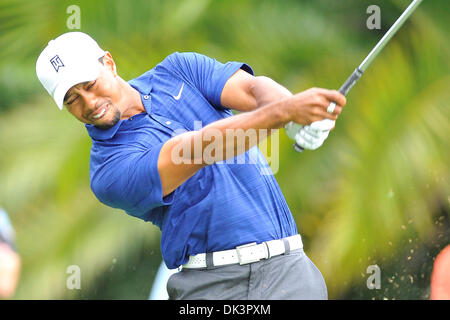 10. März 2011 - Miami, Florida, Vereinigte Staaten von Amerika - Tiger Woods in Aktion nach dem Spiel wieder aufgenommen, nach schweren Stürmen verursacht erhebliche Schäden bei der WGC Cadillac Championship in Doral Resort and Spa in Miami, (Credit-Bild: © Brad Barr/Southcreek Global/ZUMAPRESS.com) Stockfoto