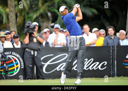 10. März 2011 - Miami, Florida, Vereinigte Staaten von Amerika - Tiger Woods in Aktion nach dem Spiel wieder aufgenommen, nach schweren Stürmen verursacht erhebliche Schäden bei der WGC Cadillac Championship in Doral Resort and Spa in Miami, (Credit-Bild: © Brad Barr/Southcreek Global/ZUMAPRESS.com) Stockfoto