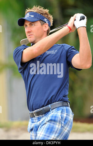 10. März 2011 - Miami, Florida, Vereinigte Staaten von Amerika - Ian Poulter erwärmt sich nach schweren Unwettern, die umfangreiche bei der WGC Cadillac Championship in Doral Resort and Spa in Miami Schäden, (Credit-Bild: © Brad Barr/Southcreek Global/ZUMAPRESS.com) Stockfoto