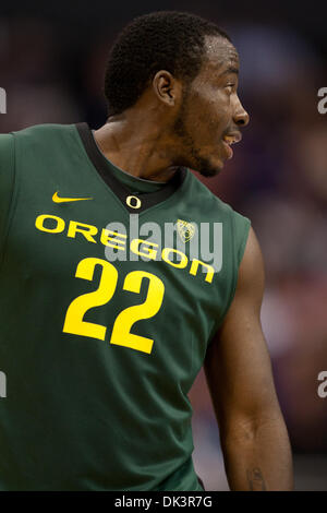 10. März 2011 - Los Angeles, Kalifornien, USA - Oregon Ducks bewachen Teondre Williams #22 bei den NCAA Pacific Life Pac-10 Turnier-Basketball-Spiel zwischen den UCLA Bruins und der Oregon Ducks im Staples Center. Die Enten fuhr fort, um die Bruins mit einem Endstand von 76-59 zu besiegen. (Kredit-Bild: © Brandon Parry/Southcreek Global/ZUMAPRESS.com) Stockfoto