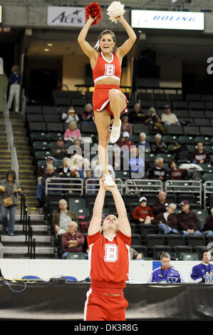 10. März 2011 - St. Charles, Missouri, USA - Bradley Cheerleader durchführen während einer Auszeit in der zweiten Jahreshälfte das Eröffnungsspiel des Turniers MVC. (Kredit-Bild: © Richard Ulreich/Southcreek Global/ZUMApress.com) Stockfoto