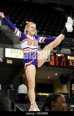 10. März 2011 - durchführt St. Charles, Missouri, USA - ein Evansville Cheerleader während eine Auszeit in der zweiten Jahreshälfte das Eröffnungsspiel des Turniers MVC. (Kredit-Bild: © Richard Ulreich/Southcreek Global/ZUMApress.com) Stockfoto