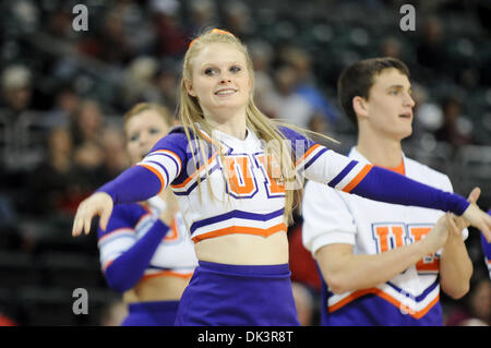 10. März 2011 - durchführt St. Charles, Missouri, USA - ein Evansville Cheerleader während eine Auszeit in der zweiten Jahreshälfte das Eröffnungsspiel des Turniers MVC. (Kredit-Bild: © Richard Ulreich/Southcreek Global/ZUMApress.com) Stockfoto