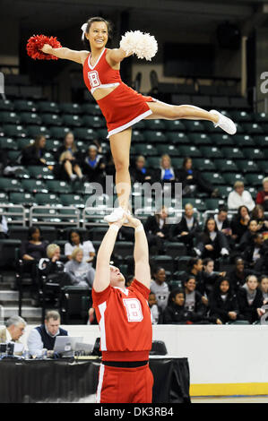 10. März 2011 - St. Charles, Missouri, USA - Bradley Cheerleader durchführen während einer Auszeit in der zweiten Jahreshälfte das Eröffnungsspiel des Turniers MVC. (Kredit-Bild: © Richard Ulreich/Southcreek Global/ZUMApress.com) Stockfoto