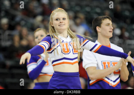 10. März 2011 - durchführt St. Charles, Missouri, USA - ein Evansville Cheerleader während eine Auszeit in der zweiten Jahreshälfte das Eröffnungsspiel des Turniers MVC. (Kredit-Bild: © Richard Ulreich/Southcreek Global/ZUMApress.com) Stockfoto