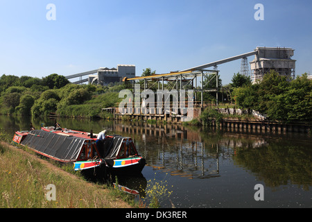 Narrowboat und butty am Fluss Weaver neben Tata Chemicals Europe Website und die Anderton Lift Winnington, Northwich Stockfoto