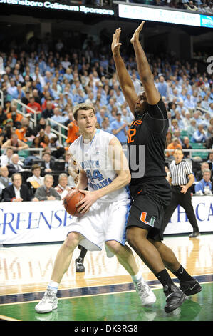 11. März 2011 - Greensboro, North Carolina; USA - steigt TYLER ZELLER (44) von der North Carolina Tarheels für einen Korb wie Miami Hurricanes gegen die North Carolina-Tarheels als Bestandteil der Atlantic Coast Conference ACC Basketball-Turnier zu konkurrieren, die im Greensboro Coliseum stattfindet. Copyright 2011 Jason Moore. (Kredit-Bild: © Jason Moore/ZUMAPRESS.com) Stockfoto