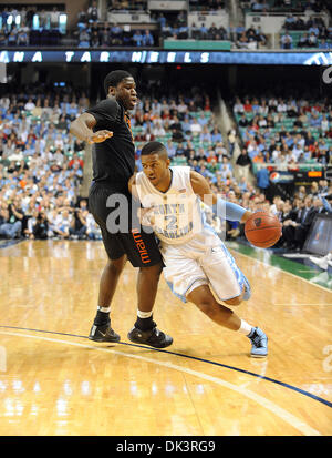 11. März 2011 - Greensboro, North Carolina; USA - Laufwerke LESLIE MCDONALD (2) von der North Carolina Tarheels in den Warenkorb legen, wie Miami Hurricanes gegen die North Carolina-Tarheels als Bestandteil der Atlantic Coast Conference ACC Basketball-Turnier konkurrieren, die im Greensboro Coliseum stattfindet. Copyright 2011 Jason Moore. (Kredit-Bild: © Jason Moore/ZUMAPRESS.com) Stockfoto