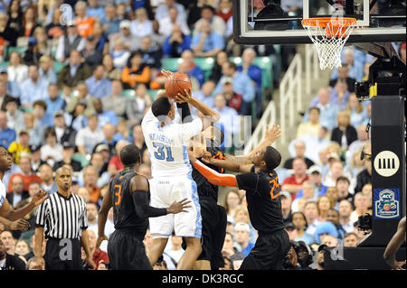 11. März 2011 - Greensboro, North Carolina; USA - Laufwerke JOHN HENSON (31) von der North Carolina Tarheels in den Warenkorb legen, wie Miami Hurricanes gegen die North Carolina-Tarheels als Bestandteil der Atlantic Coast Conference ACC Basketball-Turnier konkurrieren, die im Greensboro Coliseum stattfindet. Copyright 2011 Jason Moore. (Kredit-Bild: © Jason Moore/ZUMAPRESS.com) Stockfoto