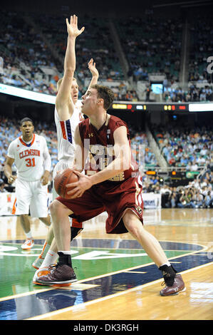 11. März 2011 - Greensboro, North Carolina; USA - sieht JOE TRAPANI (12) des Boston College Eagles, den Korb zu fahren, wie die Clemson Tigers gegen die Boston College Eagles als Bestandteil der Atlantic Coast Conference ACC Basketball-Turnier konkurrieren, die im Greensboro Coliseum stattfindet. Copyright 2011 Jason Moore. (Kredit-Bild: © Jason Moore/ZUMAPRESS.com) Stockfoto