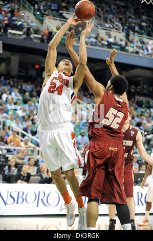 11. März 2011 - Greensboro, North Carolina; USA - MILTON JENNINGS (24) Clemson Tigers Adler nach oben geht für einen Korb wie die Clemson Tigers gegen die Boston College Eagles als Bestandteil der Atlantic Coast Conference ACC Basketball-Turnier zu konkurrieren, die im Greensboro Coliseum stattfindet. Copyright 2011 Jason Moore. (Kredit-Bild: © Jason Moore/ZUMAPRESS.com) Stockfoto