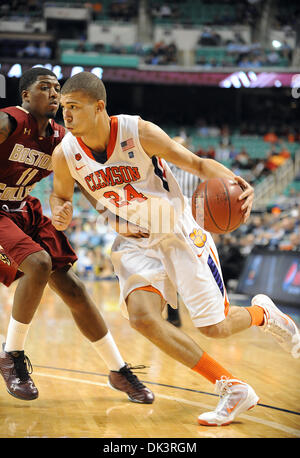 11. März 2011 - Greensboro, North Carolina; USA - MILTON JENNINGS (24) Clemson Tigers Eagles Antriebe für einen Korb als Clemson Tigers treten Sie gegen die Boston College Eagles als Bestandteil der atlantischen Küste Konferenz ACC Basketballturnier, das im Greensboro Coliseum stattfindet. Copyright 2011 Jason Moore. (Kredit-Bild: © Jason Moore/ZUMAPRESS.com) Stockfoto