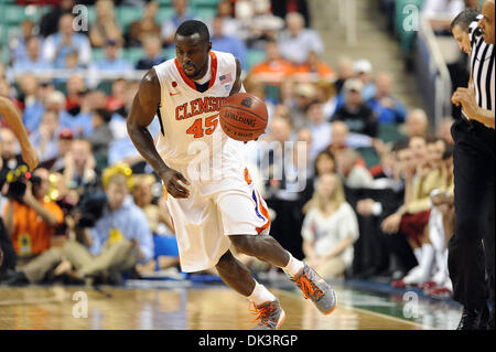 11. März 2011 - Greensboro, North Carolina; USA - drückt JERAI GRANT (45) Clemson Tigers Eagles Basketball Gericht wie die Clemson Tigers gegen die Boston College Eagles als Bestandteil der Atlantic Coast Conference ACC Basketball-Turnier zu konkurrieren, die im Greensboro Coliseum stattfindet. Copyright 2011 Jason Moore. (Kredit-Bild: © Jason Moore/ZUMAPRESS.com) Stockfoto