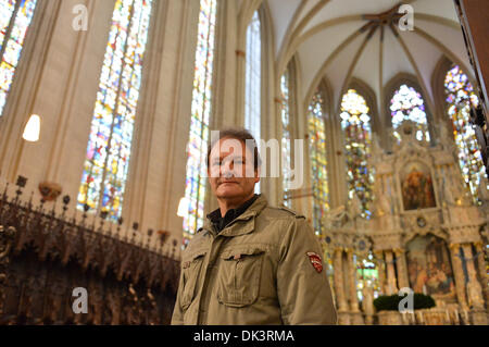 Erfurt, Deutschland. 27. November 2013. Thomas Glass, Glaser und Restaurator in der Glaswerkstatt auf den Erfurter Dom, steht im Altarraum der Kathedrale in Erfurt, Deutschland, 27. November 2013. Die Wiederherstellung eines Dom-Fensters besteht aus etwa 100 einzelnen Scheiben dauert etwa zwei Jahre. Die Fenster wurden in den Jahren zwischen 1380 und 1420 gemacht. Foto: Marc Tirl/ZB/Dpa/Alamy Live News Stockfoto