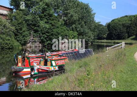 Narrowboat und butty am Fluss Weaver neben Tata Chemicals Europe Website und die Anderton Lift Winnington Stockfoto