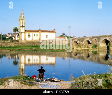 Fluss Lima und römische Brücke, Ponte De Lima, Costa Verde, Portugal Stockfoto